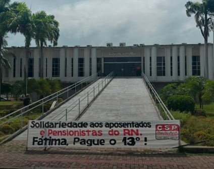 Aposentados e pensionistas protestam por pagamento do 13º salário 
