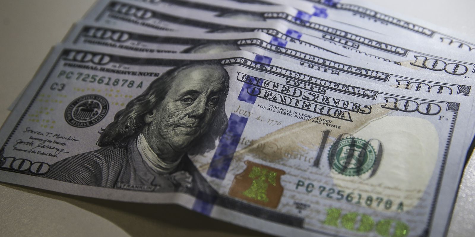 Dólar recua ao menor patamar em 20 meses e fecha em R$ 5,20