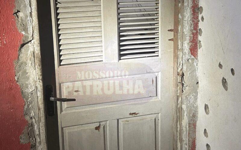 Casa é atingida por tiros e polícia encontra drogas durante ocorrência em Grossos