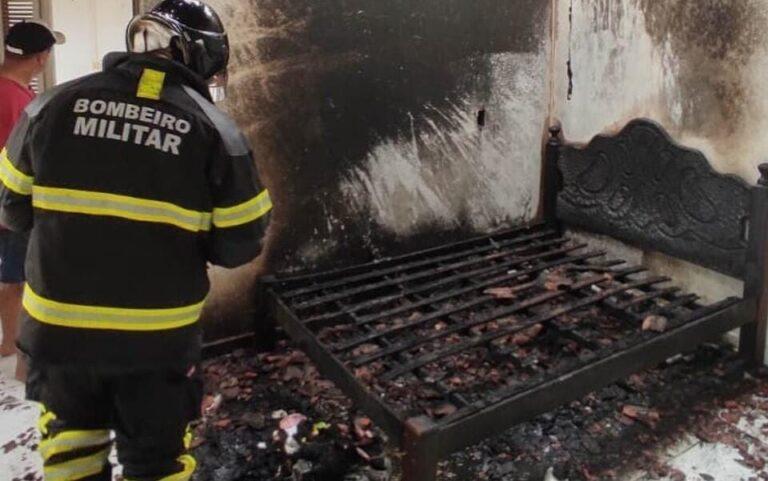 Curto em carregador provoca incêndio em residência no bairro Redenção, em Mossoró