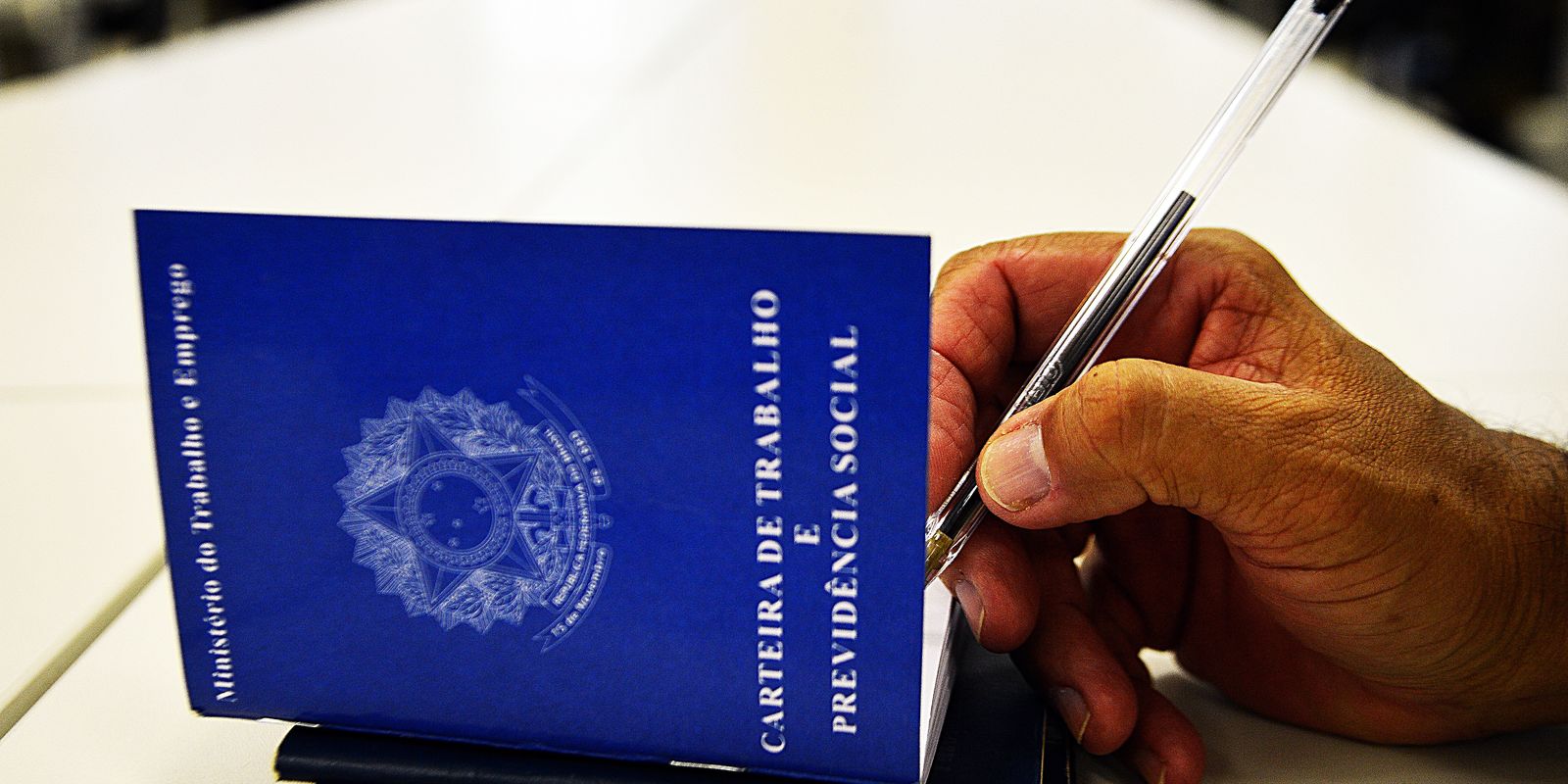 Dezenove estados e o Distrito Federal atingem menor desemprego histórico em 2025