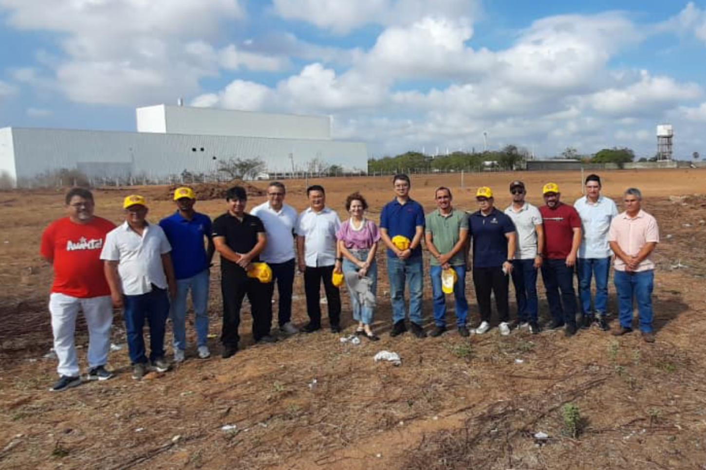 Empresários chineses visitam terreno que poderá abrigar fábrica em Mossoró