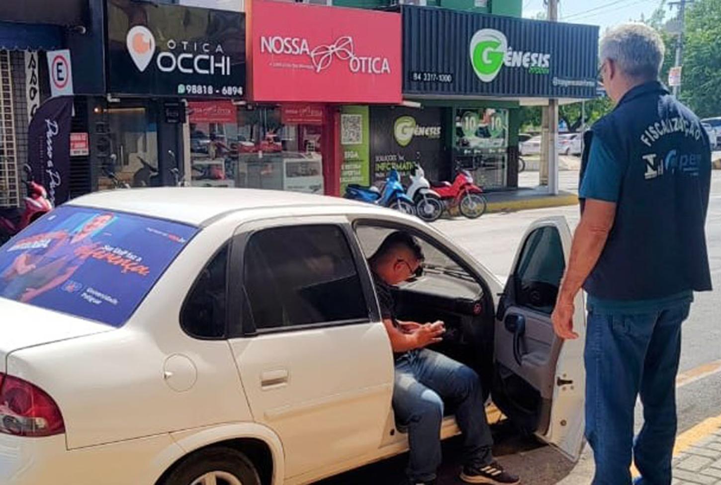 Ipem-RN orienta taxistas sobre novas regras do Inmetro para taxímetros após reparos