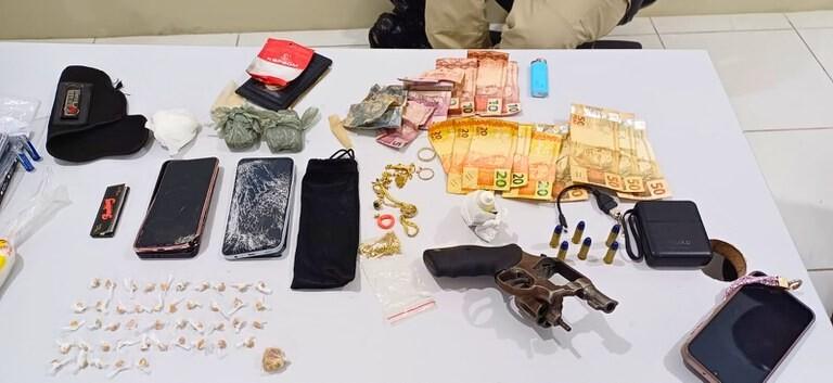 Passageiro é preso pela PRF na BR-304 com drogas, arma e mandado por homicídio em aberto