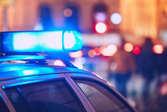PM é acionada para possível agressão e prende mulher por tráfico no Alto São Manoel em Mossoró