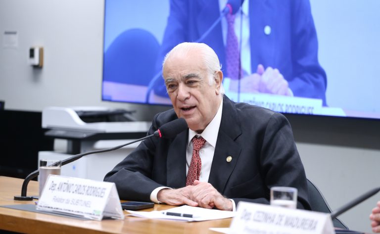 Proposta busca estender o programa Pé de Meia a alunos de cursos técnicos