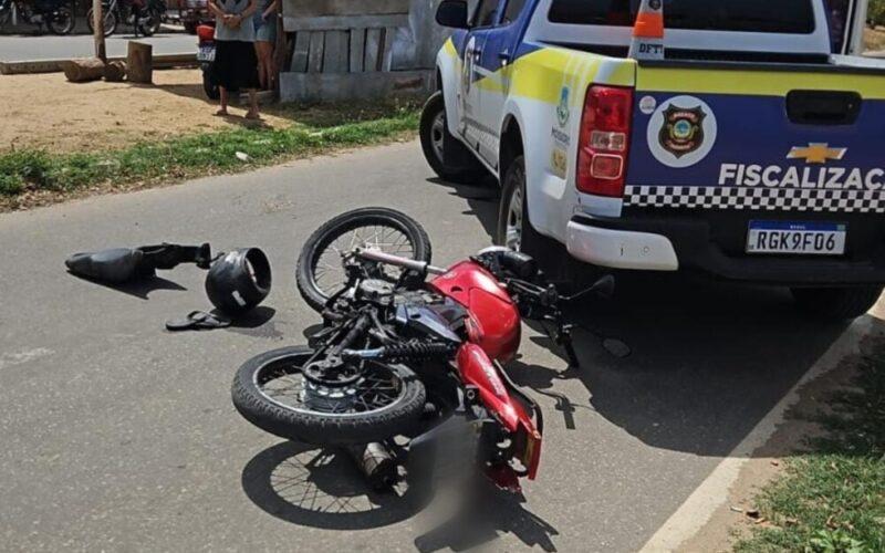 Queda de moto deixa mulher ferida e condutor é preso após recusar bafômetro em Mossoró