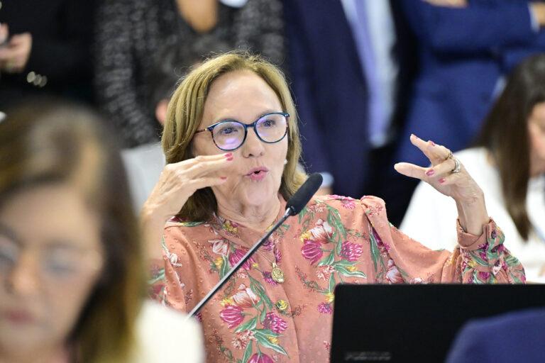 Zenaide cobra fiscalização do MEC e vota contra criação de exame nacional para médicos