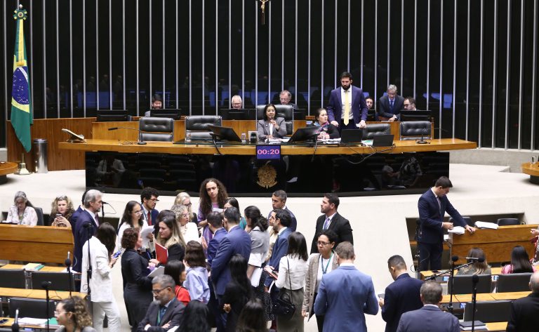 Deputados aprovam coleta de dados sobre os impactos da crise climática na vida de mulheres e meninas