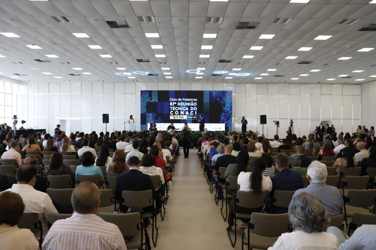 Mais de 700 técnicos discutem Inteligência Artificial e nova Lei de Licitações em Natal