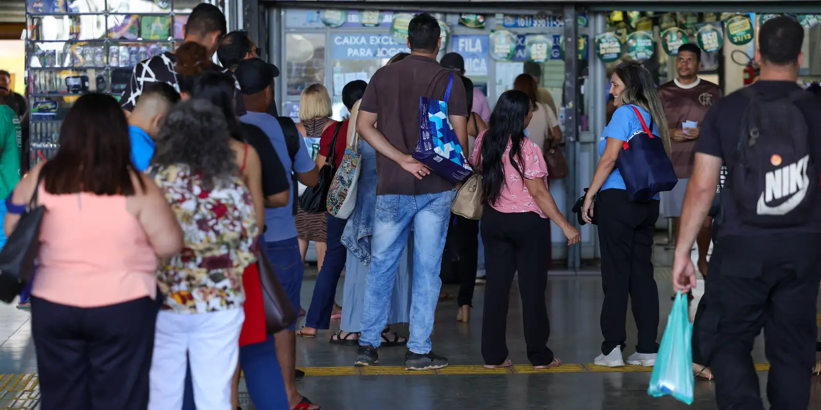 Mega-Sena acumula e sorteio de sábado pode pagar R$ 7,5 milhões