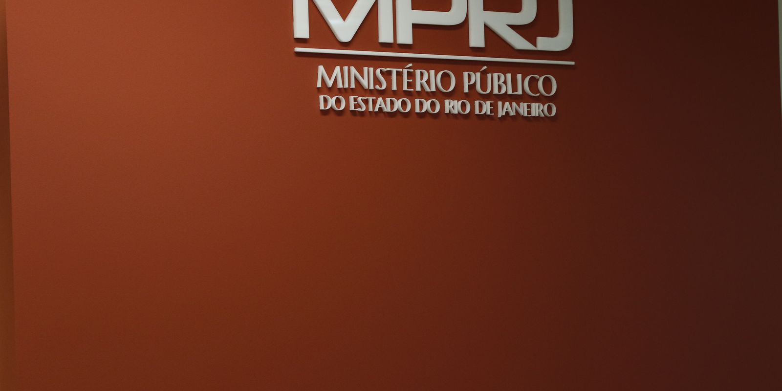 Operação do MPRJ cumpre 20 mandados contra grupo ligado a Rogério de Andrade