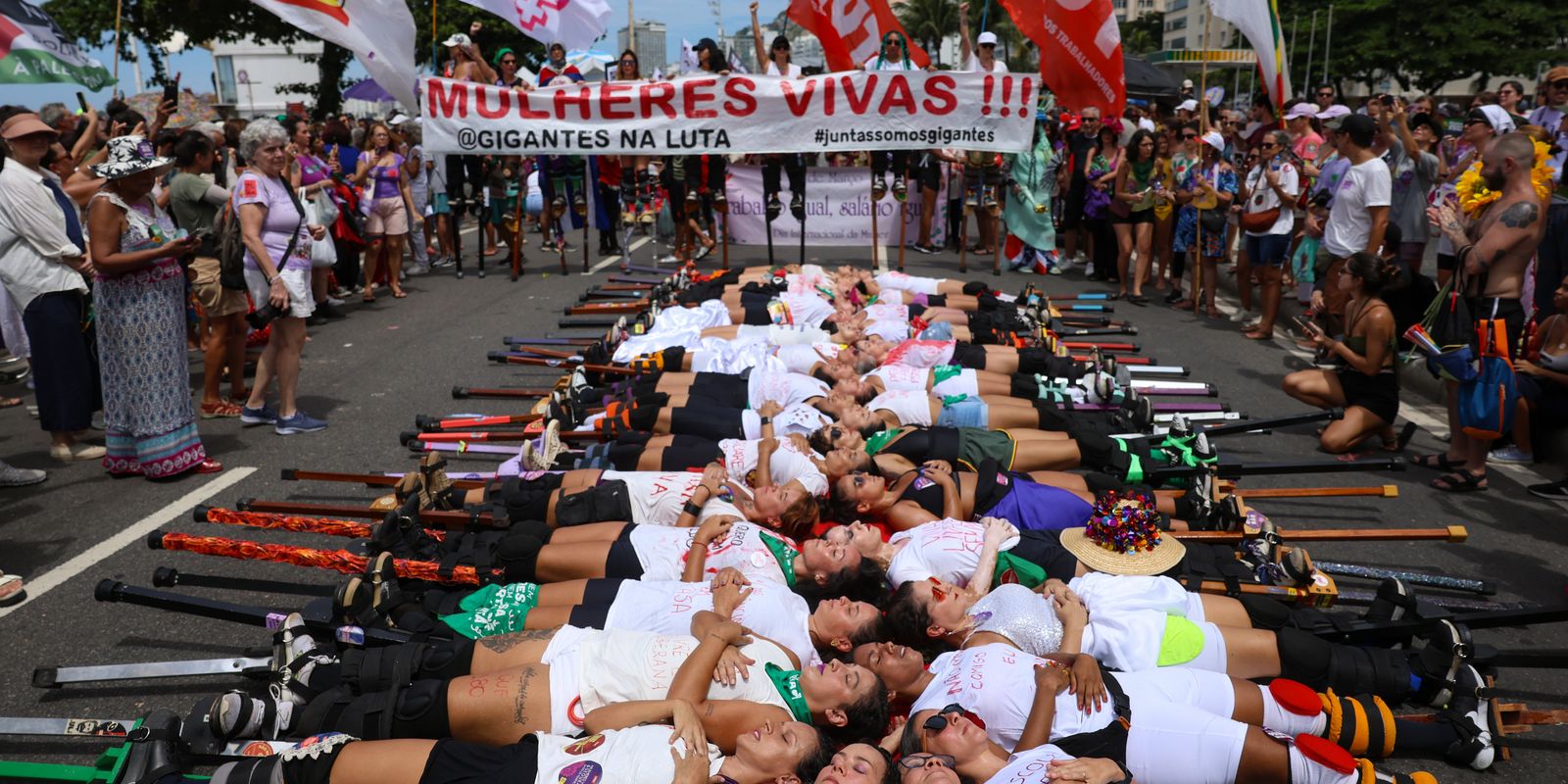 Mulheres marcham em Copacabana contra a violência de gênero e o feminicídio