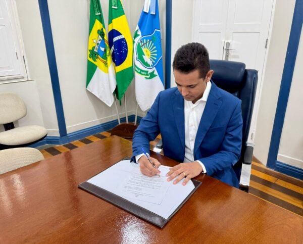 Prefeito de Mossoró sanciona reajuste de 5,4% para professores e convoca mais 100 aprovados em concurso