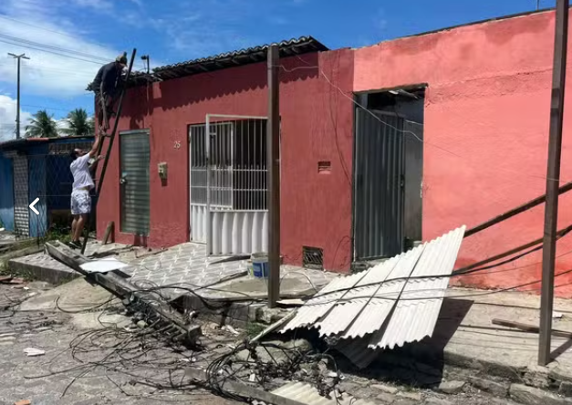 Caminhão derruba postes e deixa mais de 6 mil imóveis sem energia em Parnamirim