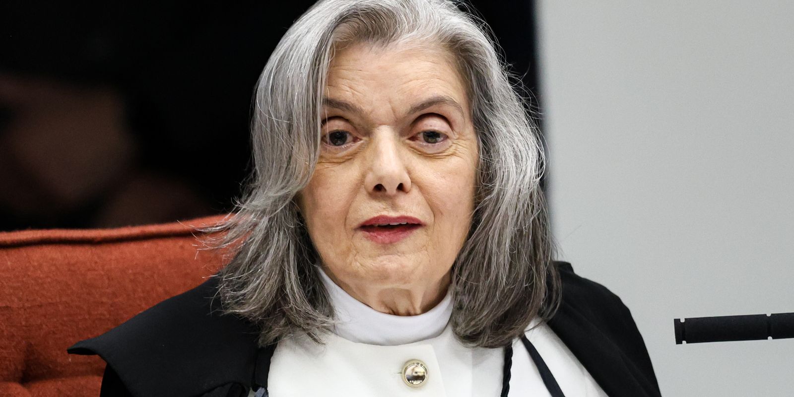 Cármen Lúcia aponta grave crise de confiança no Judiciário