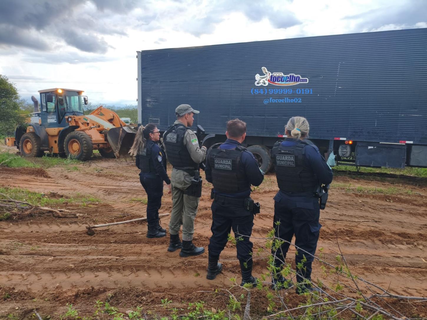 Carreta com possível carga roubada é localizada após atolar no interior do RN
