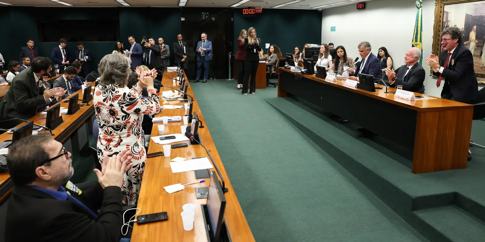 CCJ da Câmara aprova propostas para o fim da escala de trabalho 6x1