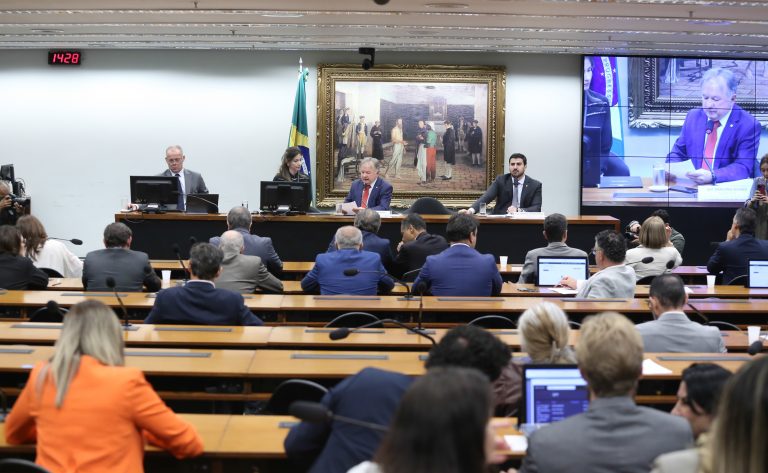 Sete candidatos ao TCU são aprovados em comissão; plenário da Câmara define indicado em voto secreto