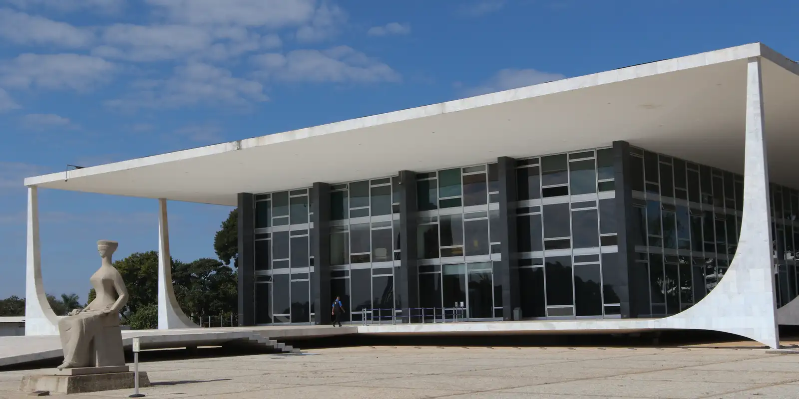 Defesa de Bolsonaro solicita aval do STF para cirurgia no ombro