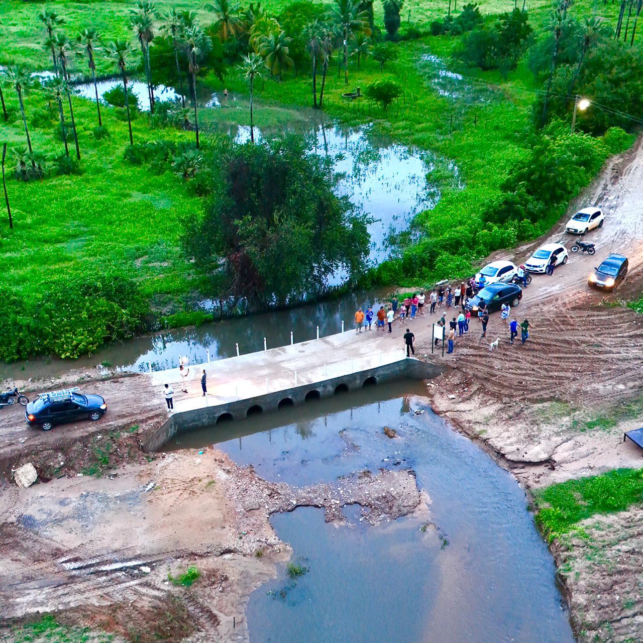 Gestão do prefeito Sabino entrega passagem molhada e nova usina solar na zona rural de Apodi