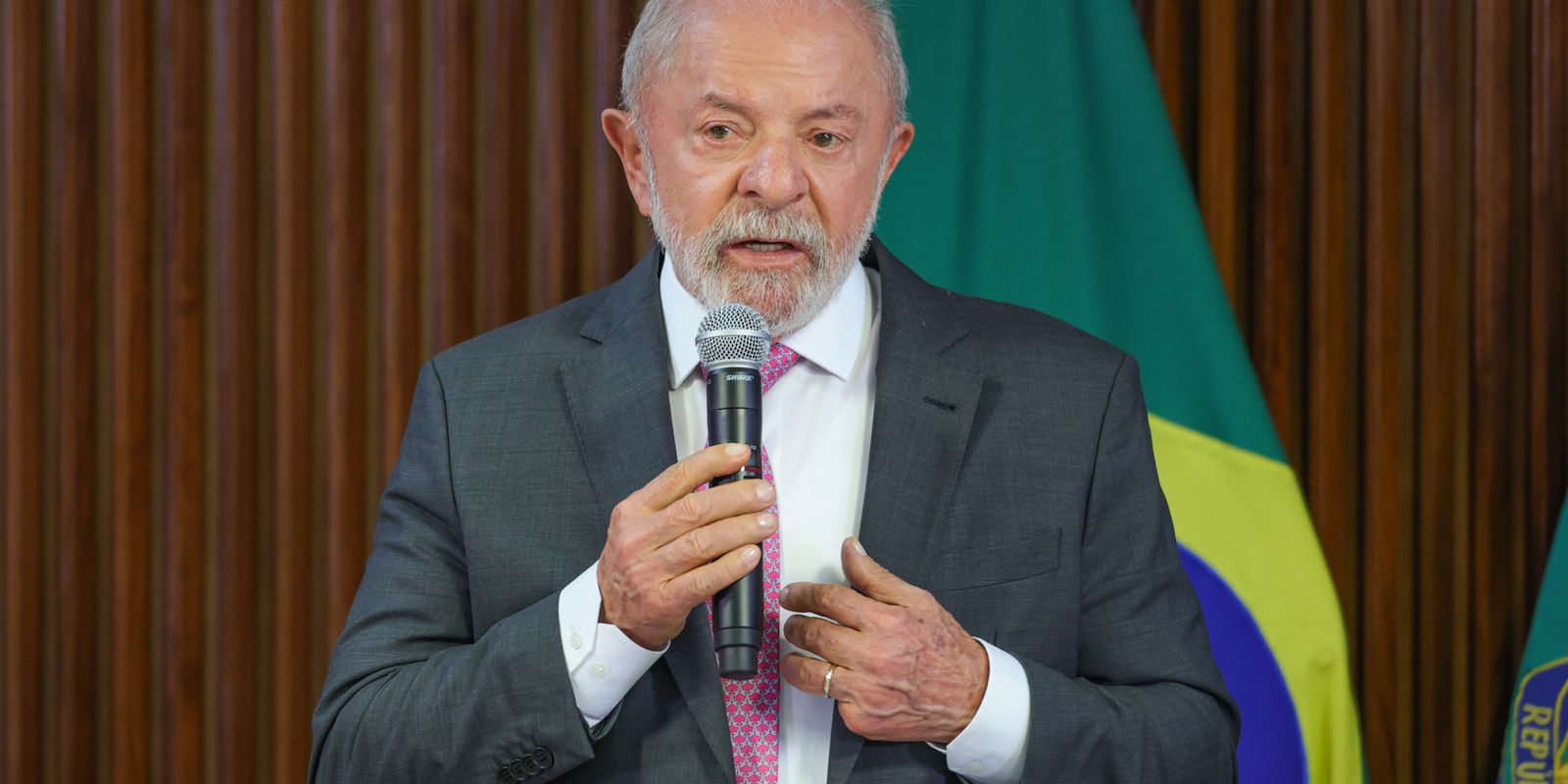 Lula defende que educação brasileira não necessita de modelo cívico-militar