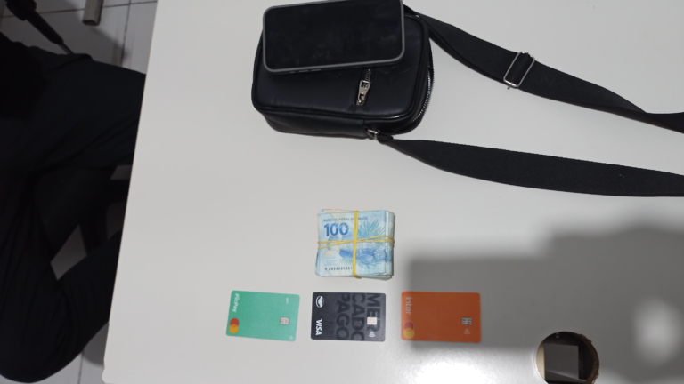 Polícia conduz dois suspeitos com R$ 11 mil e cartões de terceiros em Parnamirim