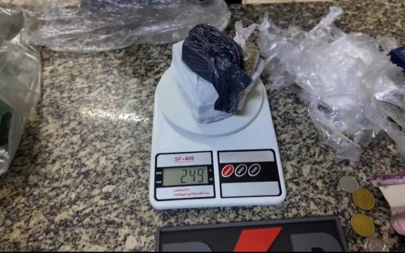 Polícia Militar apreende drogas e materiais do tráfico no bairro Malvinas, em Mossoró