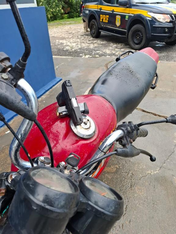 PRF apreende adolescente armado e recupera moto roubada em Mossoró
