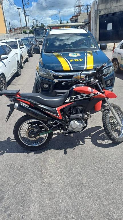 PRF apreende veículo com sinais identificadores adulterados em Macaíba/RN