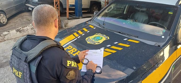 PRF captura foragido por homicídio e prende mais dois homens em rodovias federais do RN