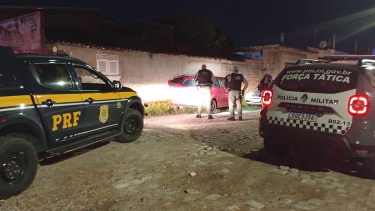 PRF e PM recuperam veículo roubado com munições na BR-304 em Mossoró
