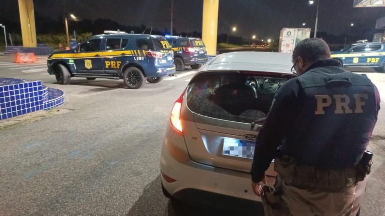 PRF recupera carro roubado e prende duas pessoas por receptação no RN