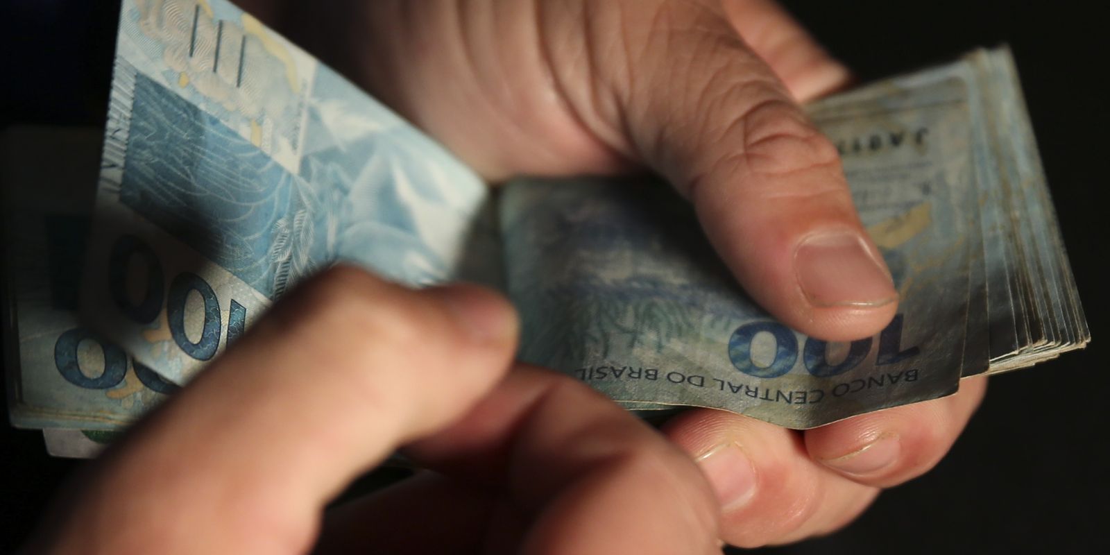 Rendimento médio do brasileiro alcança R$ 3.722 e estabelece novo recorde