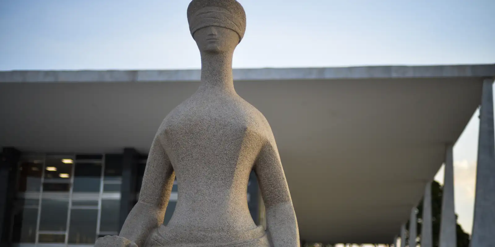 STF adia desfecho de julgamento sobre nepotismo em funções políticas