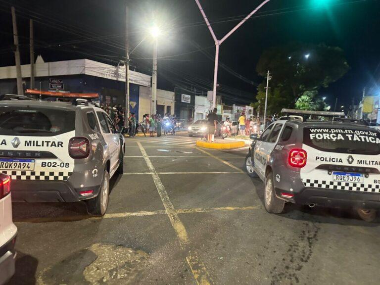 Três suspeitos são presos com carro roubado após perseguição e acidente em Mossoró