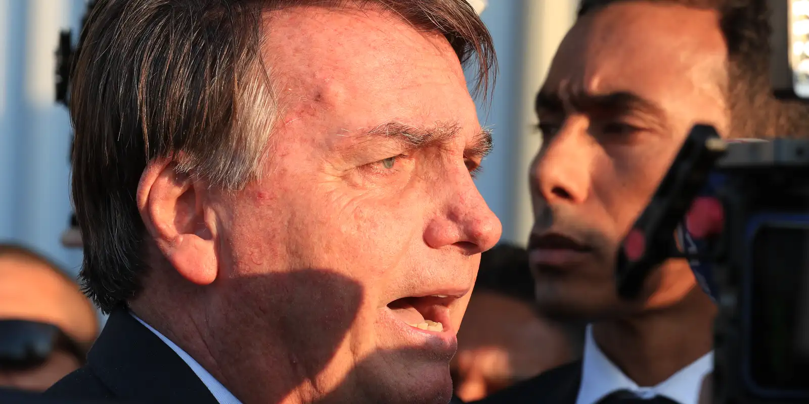 Jair Bolsonaro recebe alta hospitalar depois de cirurgia no ombro