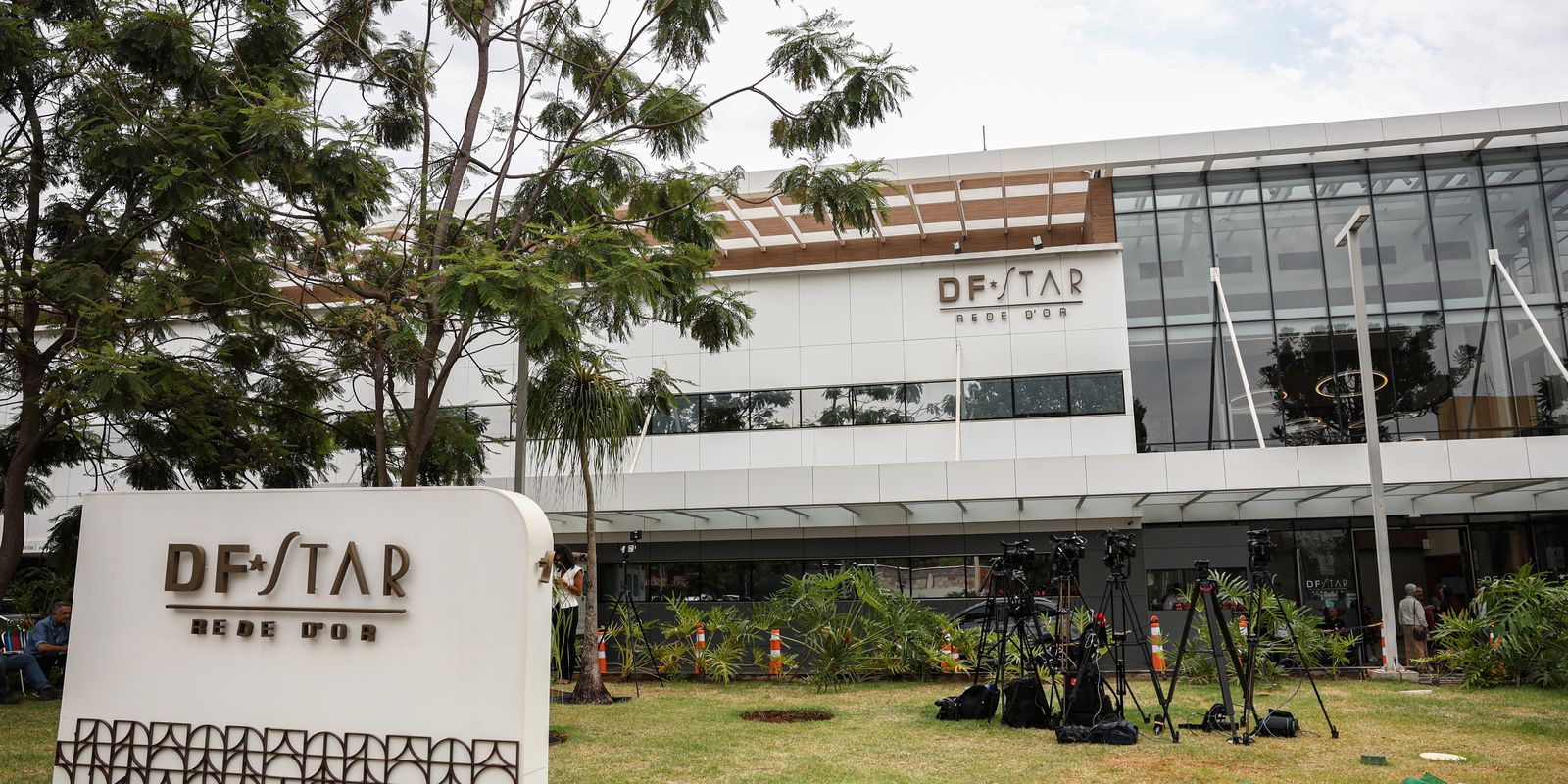A cirurgia no ombro de Bolsonaro transcorreu sem complicações, informa equipe médica