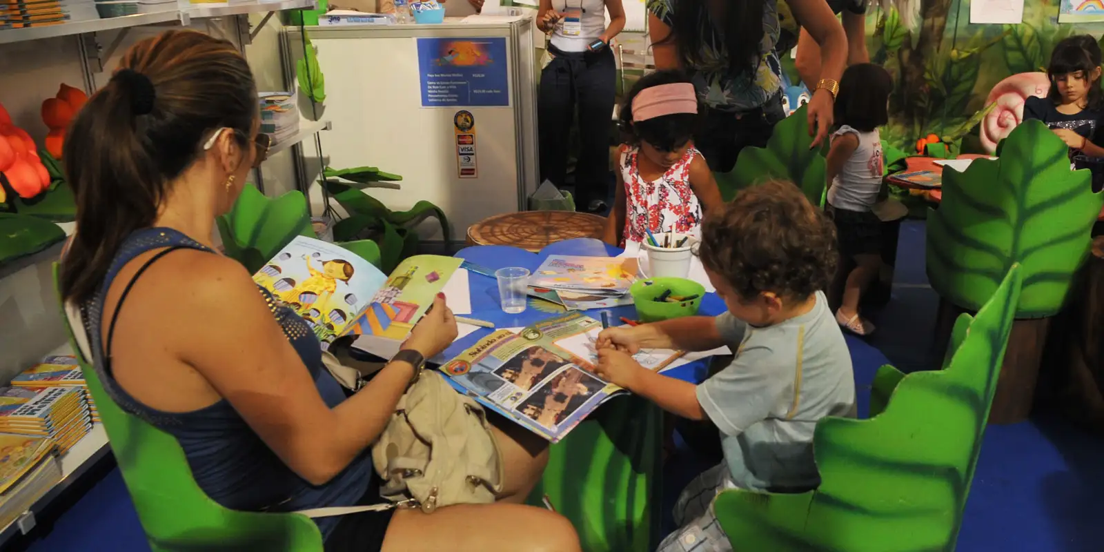 Estudo da OCDE: 53% das famílias brasileiras raramente leem para crianças pequenas