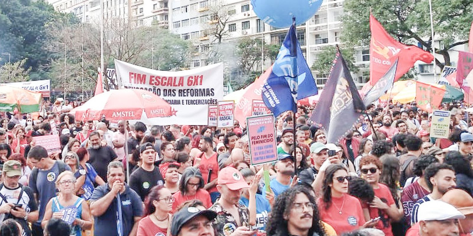 Manifestação em São Paulo exige fim da escala 6x1 e medidas contra o feminicídio