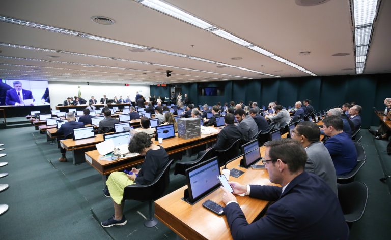 Relatório sobre a LDO 2027 indica desafios na estabilização da dívida pública