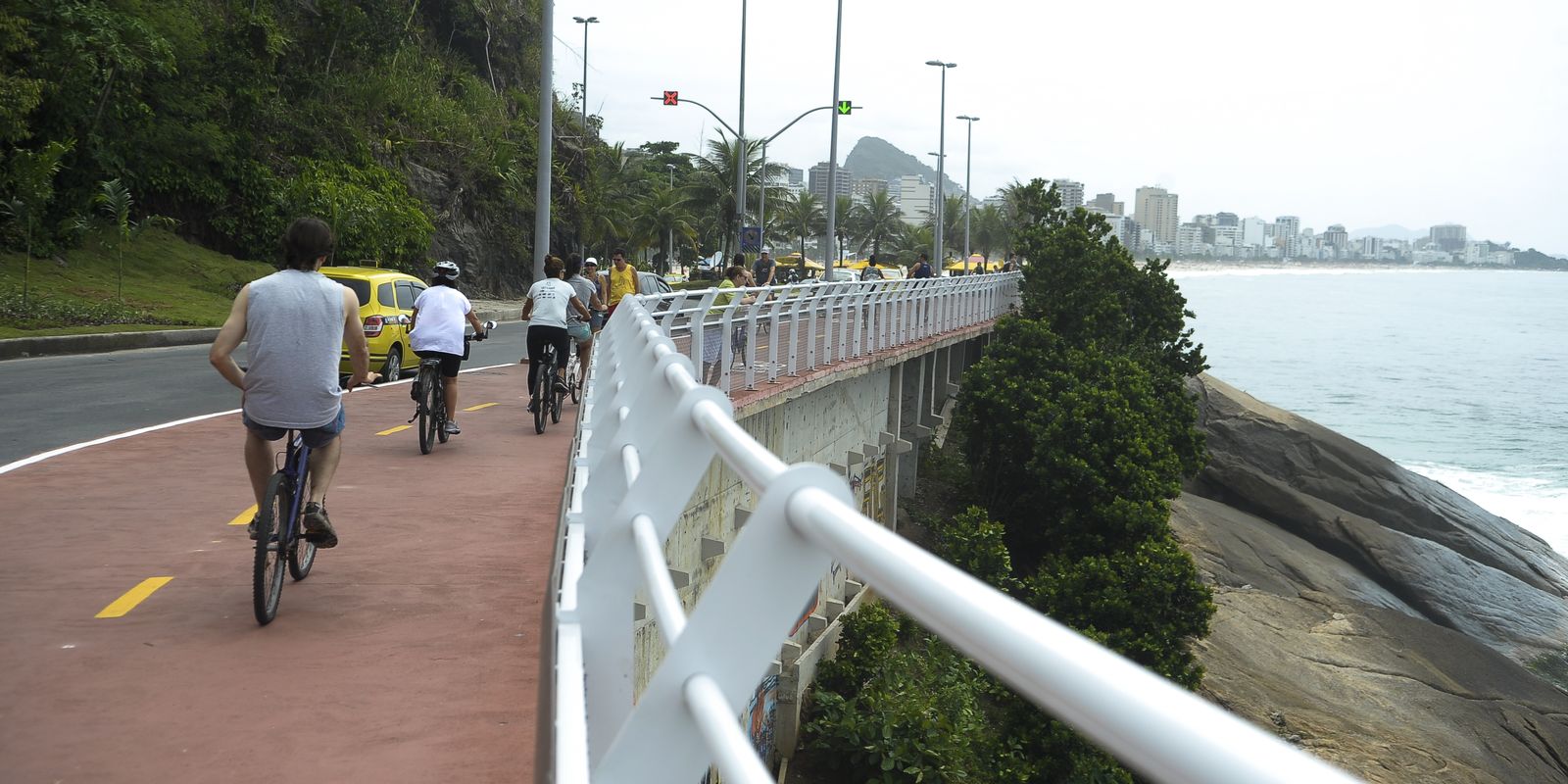 Ciclovia Tim Maia é fechada no Rio após ondas atingirem 2 metros