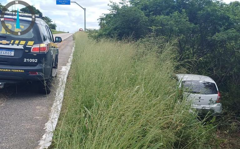 PRF recupera veículo roubado horas após crime no interior do RN