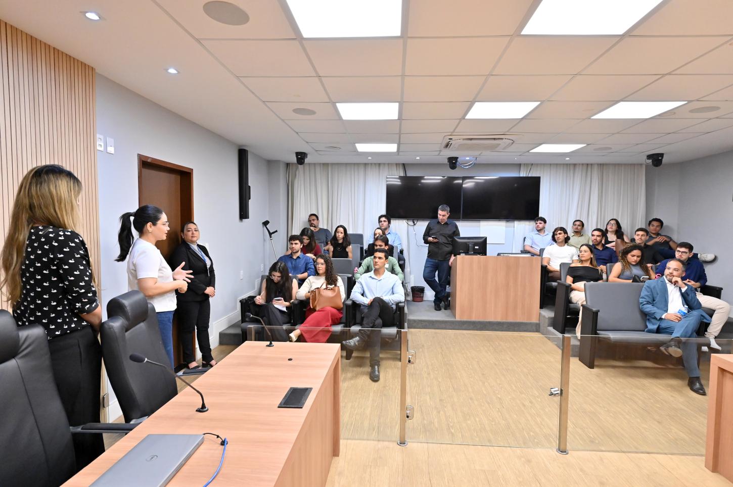 Visita de alunos da UFRN à ALRN aproxima teoria e prática do Direito