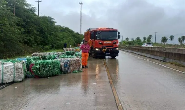 Acidente na BR-304 deixa trânsito parcialmente interditado na Reta Tabajara, no RN