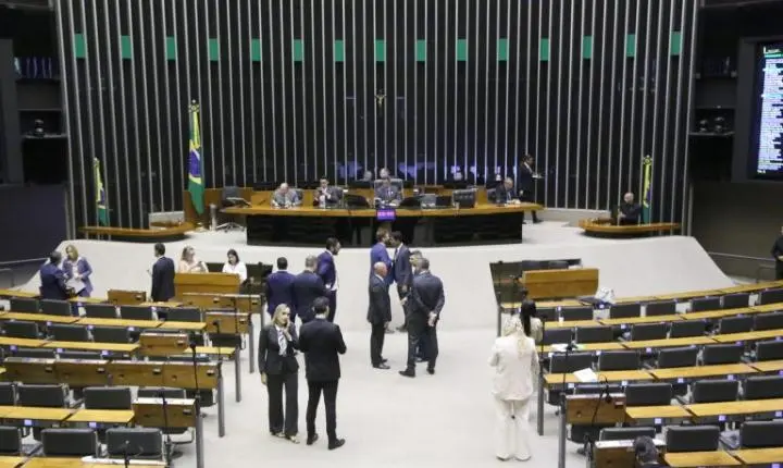 Câmara analisa projeto que condiciona saída temporária de preso à coleta de material genético; acompanhe