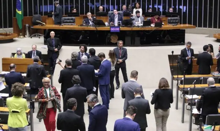 Câmara aprova regime de urgência para oito projetos de lei