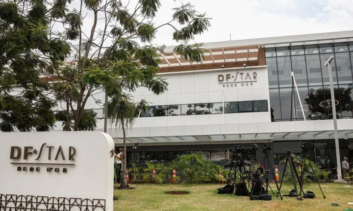 A cirurgia no ombro de Bolsonaro transcorreu sem complicações, informa equipe médica