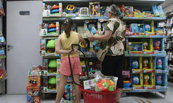 Confiança do consumidor registra segunda alta consecutiva, segundo a FGV