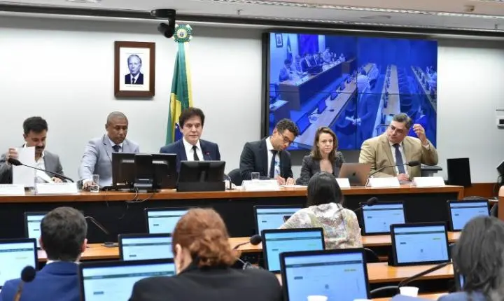 Deputados criticam preço das passagens aéreas no Brasil; empresas alegam alto custo operacional